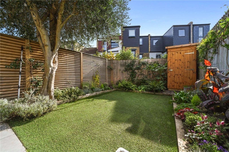 Room Bushberry Road in Greater London