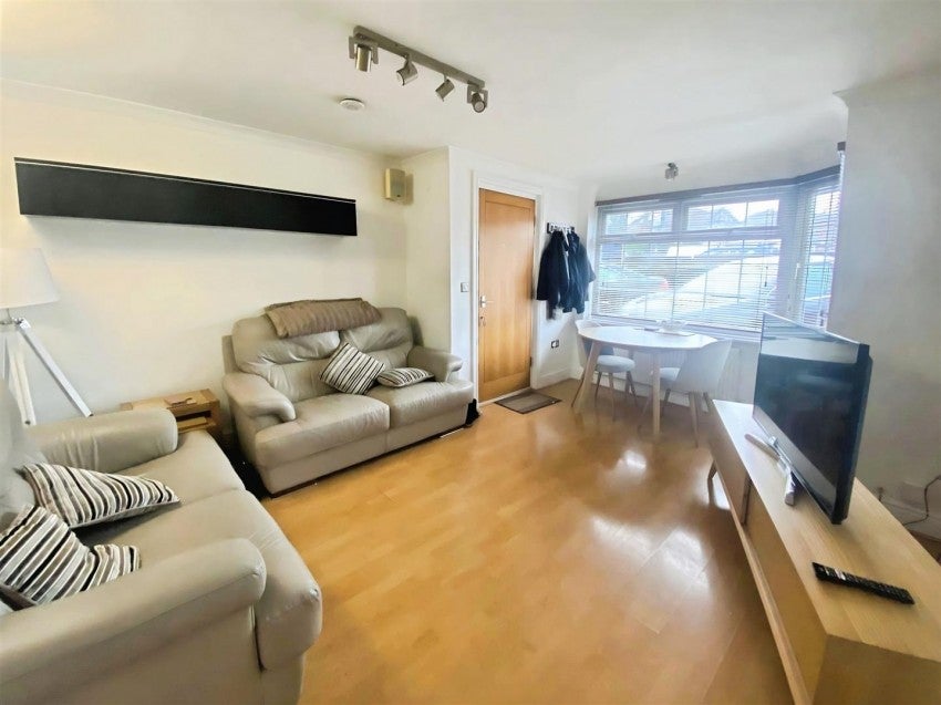 Flat Eastbury Road in Watford
