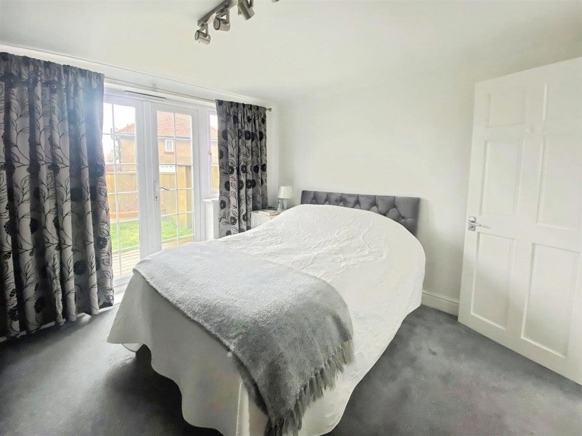 Flat Eastbury Road in Watford