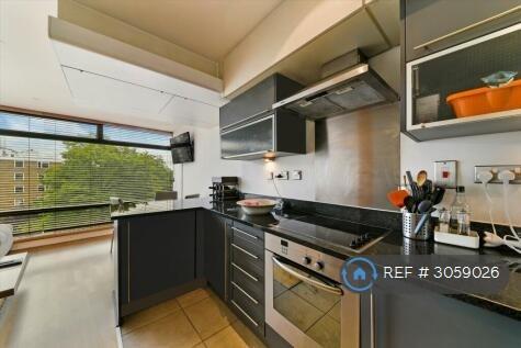 Flat Albert Embankment in Greater London