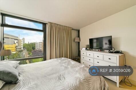 Flat Albert Embankment in Greater London