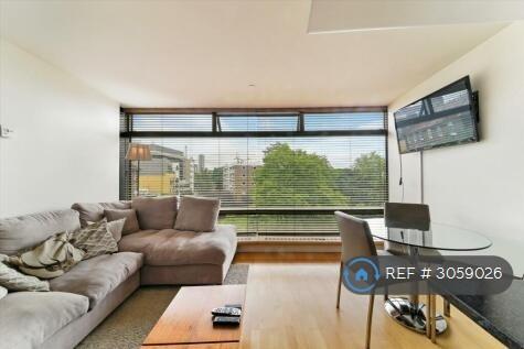 Flat Albert Embankment in Greater London