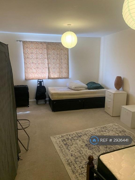 Room Coxhill Way in Aylesbury
