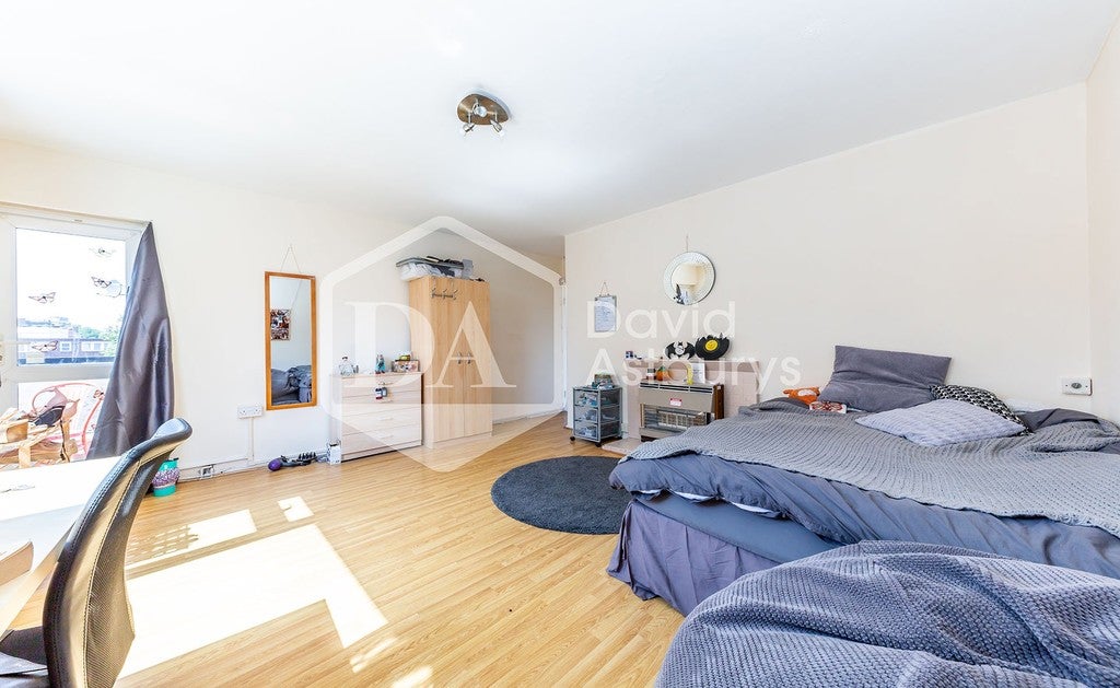Flat Lewis Street in Greater London