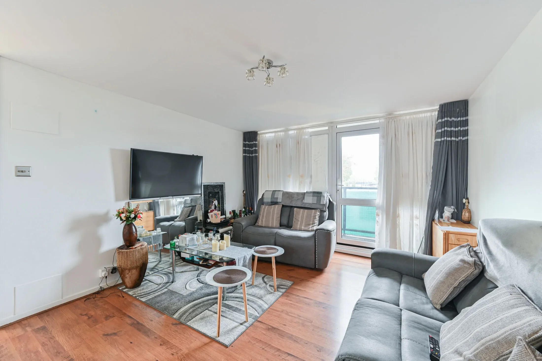 Flat Blenheim Gardens in Greater London