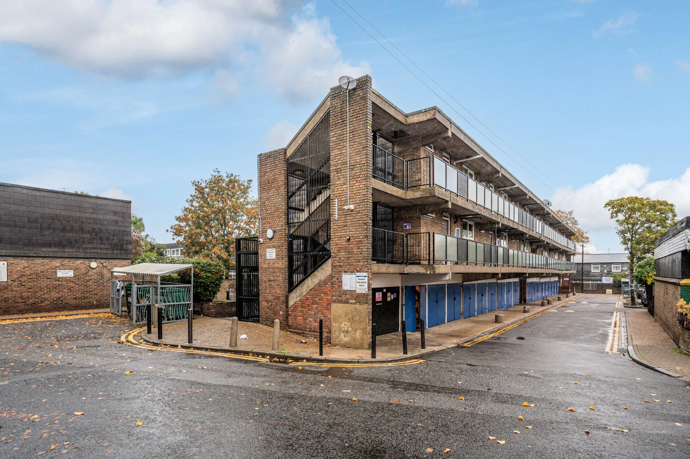 Flat Blenheim Gardens in Greater London