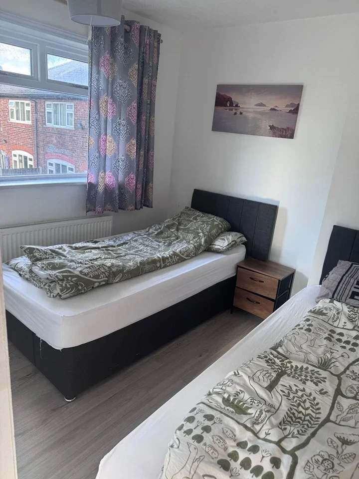 Room Folkestone Road West in Manchester