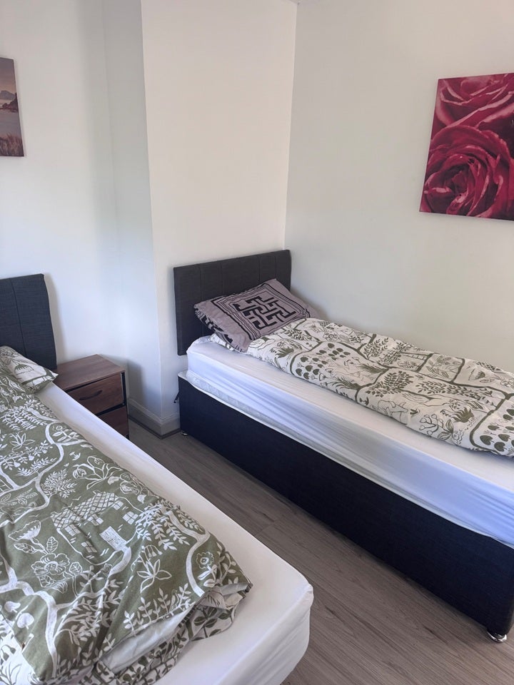 Room Folkestone Road West in Manchester