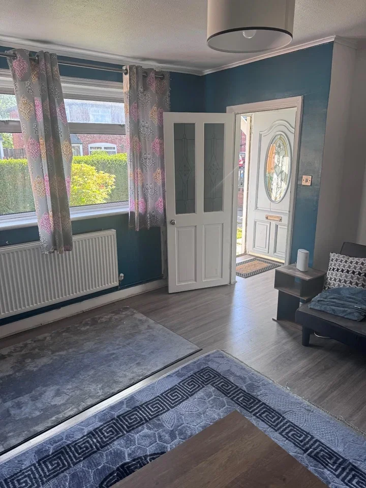 Room Folkestone Road West in Manchester