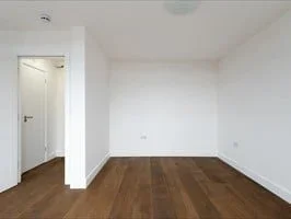 Flat Ballards Lane in Greater London