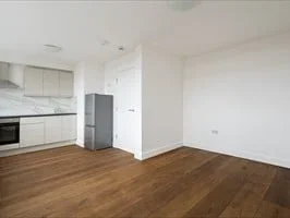 Flat Ballards Lane in Greater London