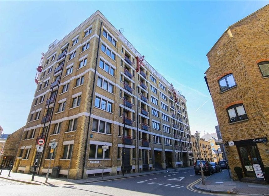 Flat Wapping Lane in Greater London