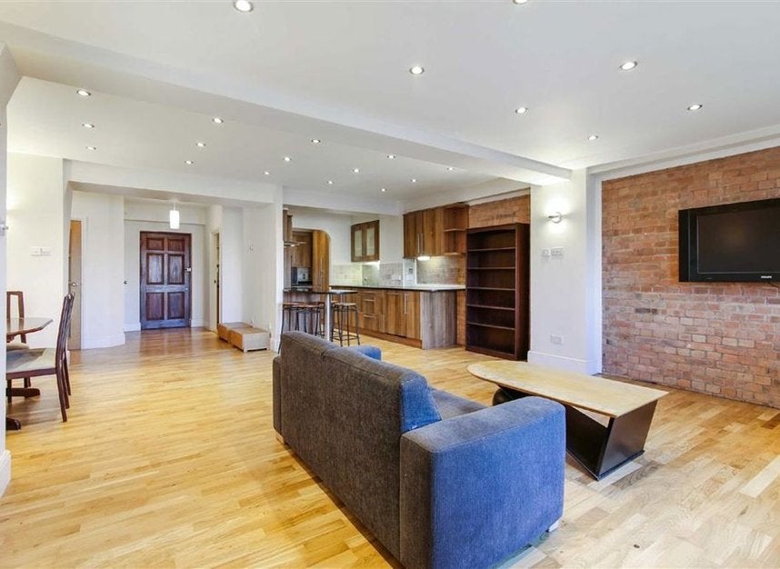 Flat Wapping Lane in Greater London