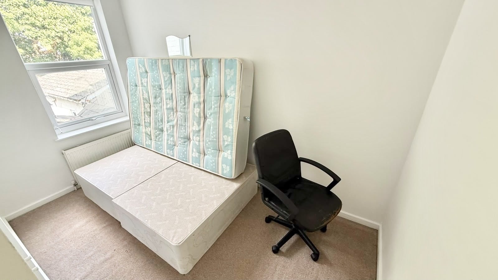Room Heeley Road in Birmingham