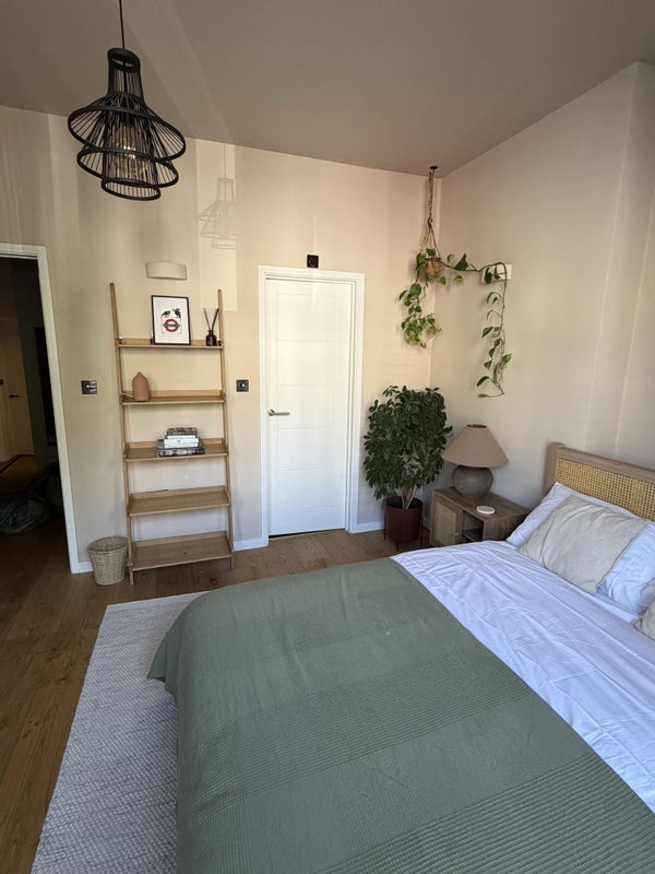 Room St. Stephen's Avenue in Greater London