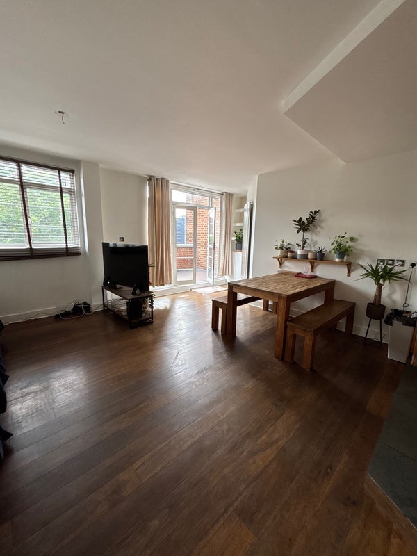Room Blue Lion Place in Greater London