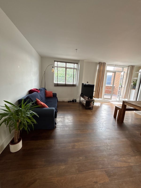 Room Blue Lion Place in Greater London