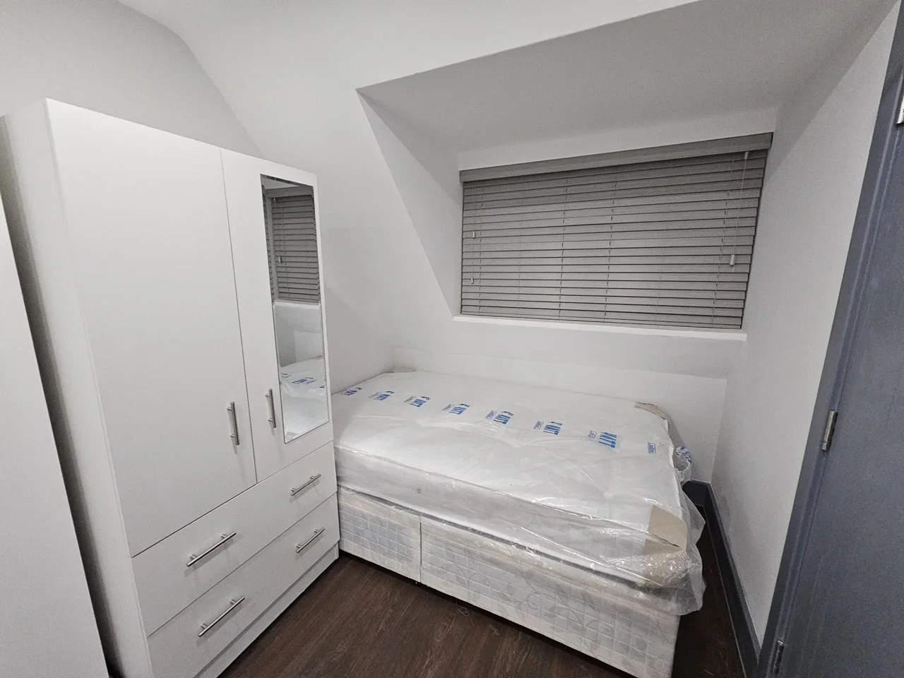 Flat Oyster Lane in Woking