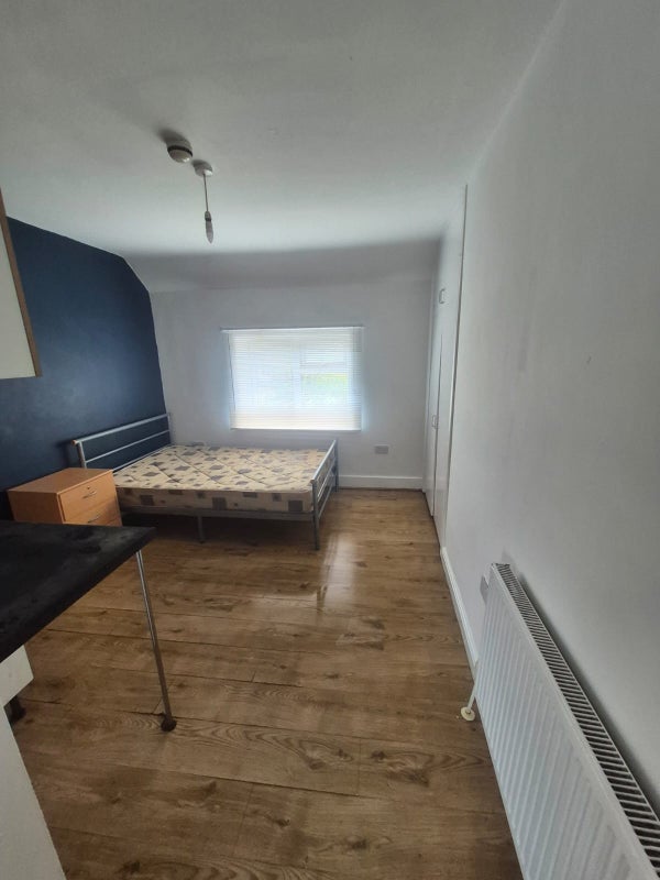 Flat Houghley Avenue in Leeds