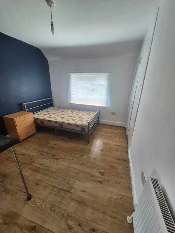 Flat Houghley Avenue in Leeds