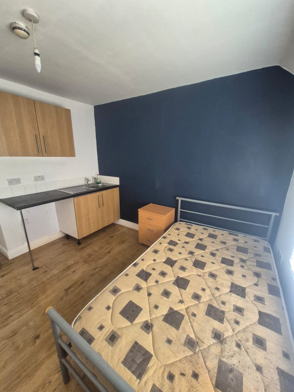 Flat Houghley Avenue in Leeds
