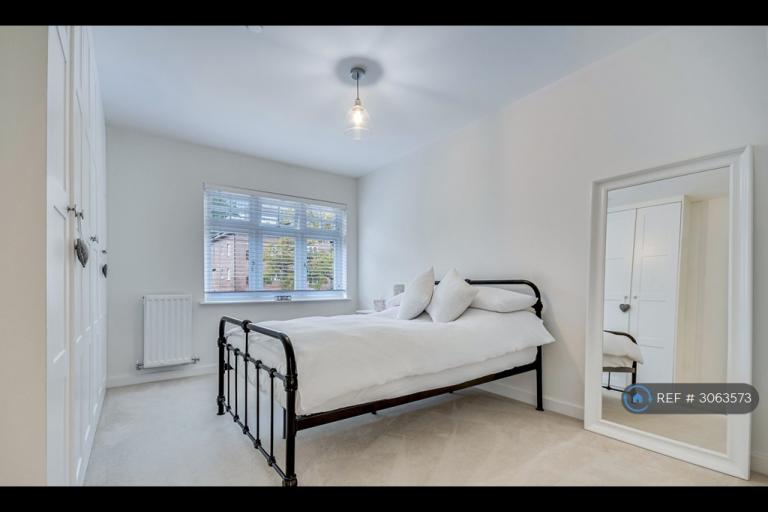 Flat Kestrel Close in Brentwood