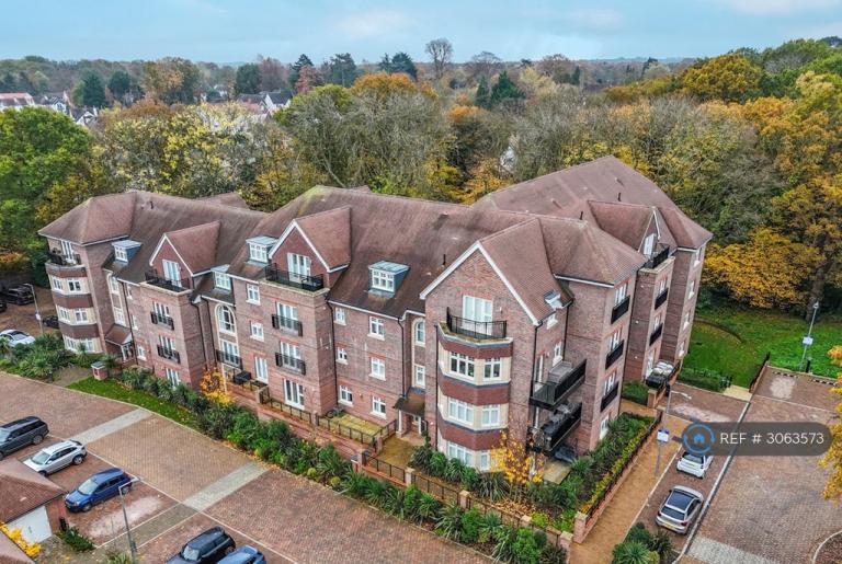 Flat Kestrel Close in Brentwood