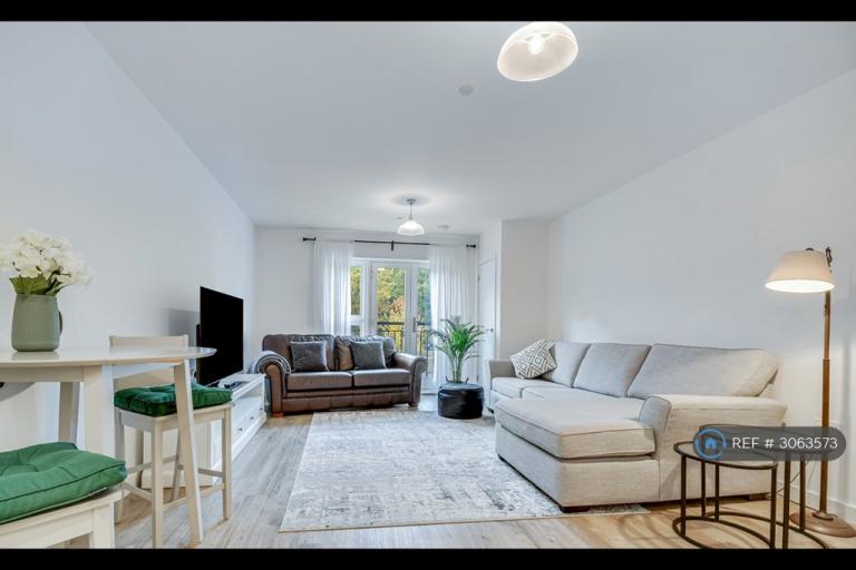Flat Kestrel Close in Brentwood