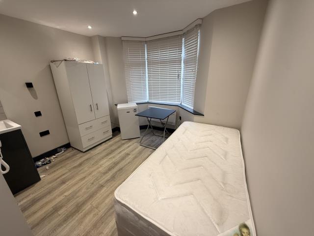 Room Whitley Wood Road in Reading