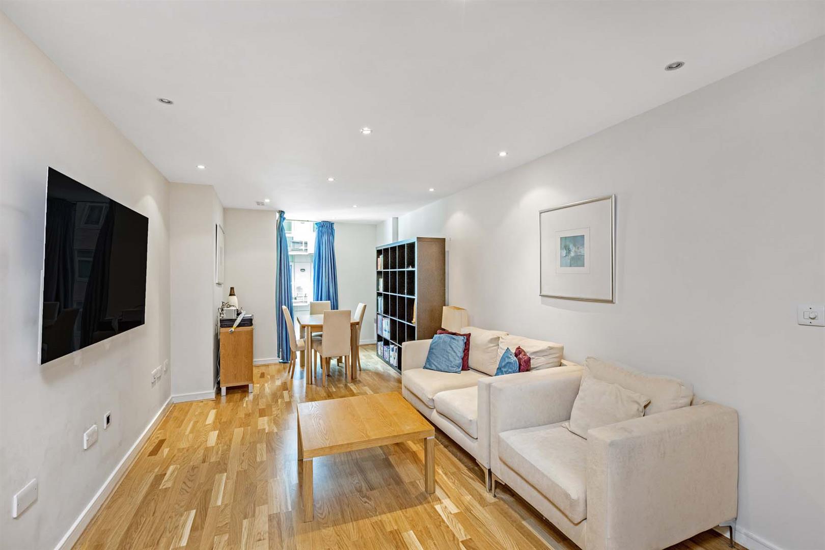 Flat Albert Embankment in Greater London