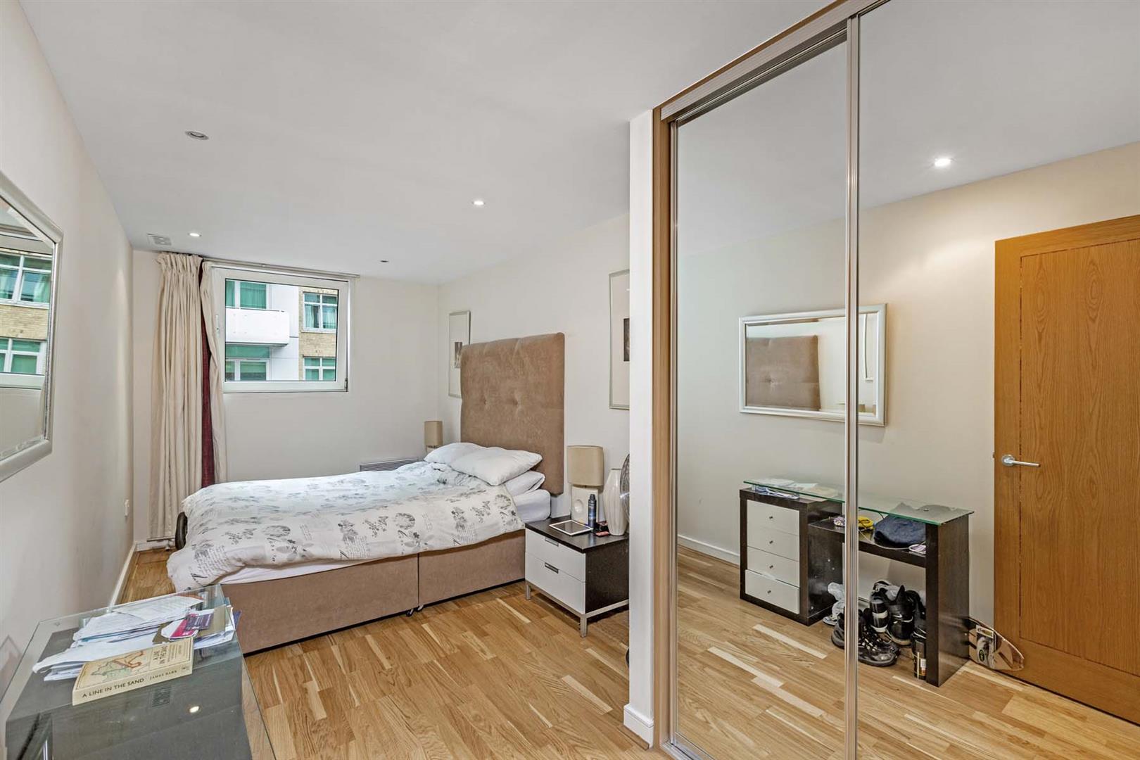 Flat Albert Embankment in Greater London
