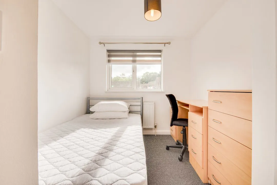 Flat Tenterden Drive in Canterbury
