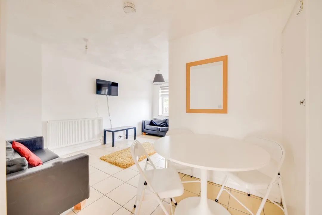 Flat Tenterden Drive in Canterbury