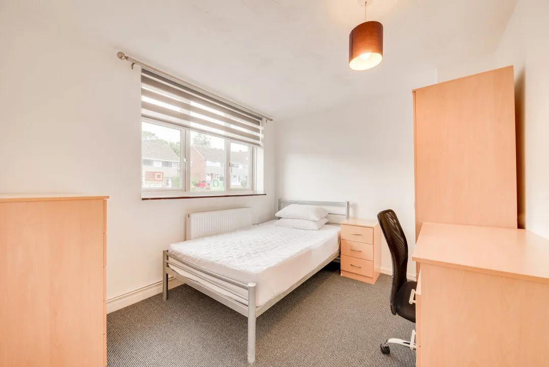 Flat Tenterden Drive in Canterbury
