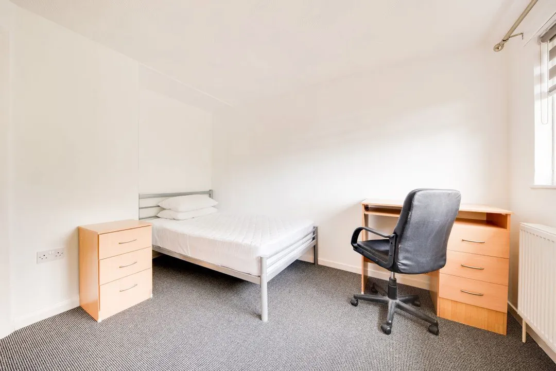 Flat Tenterden Drive in Canterbury