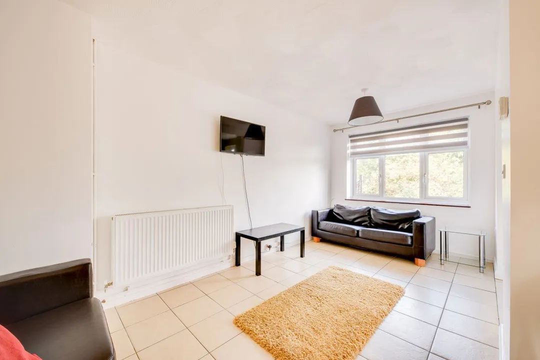 Flat Tenterden Drive in Canterbury