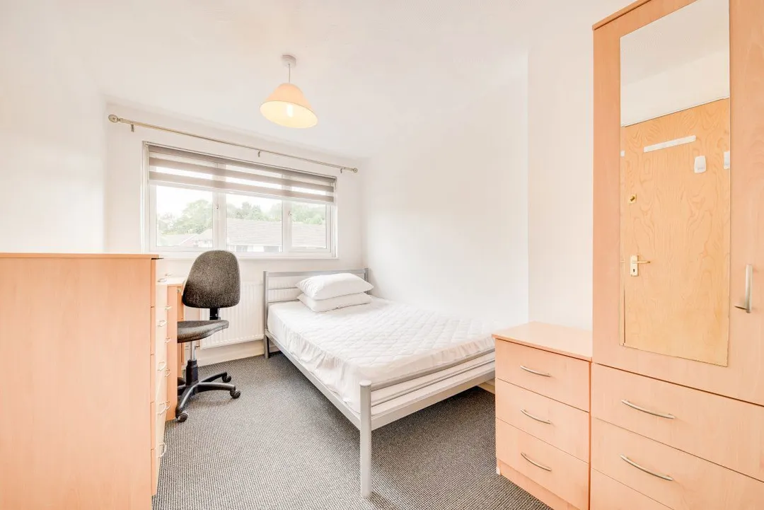 Flat Tenterden Drive in Canterbury