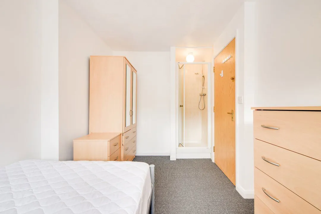 Flat Tenterden Drive in Canterbury