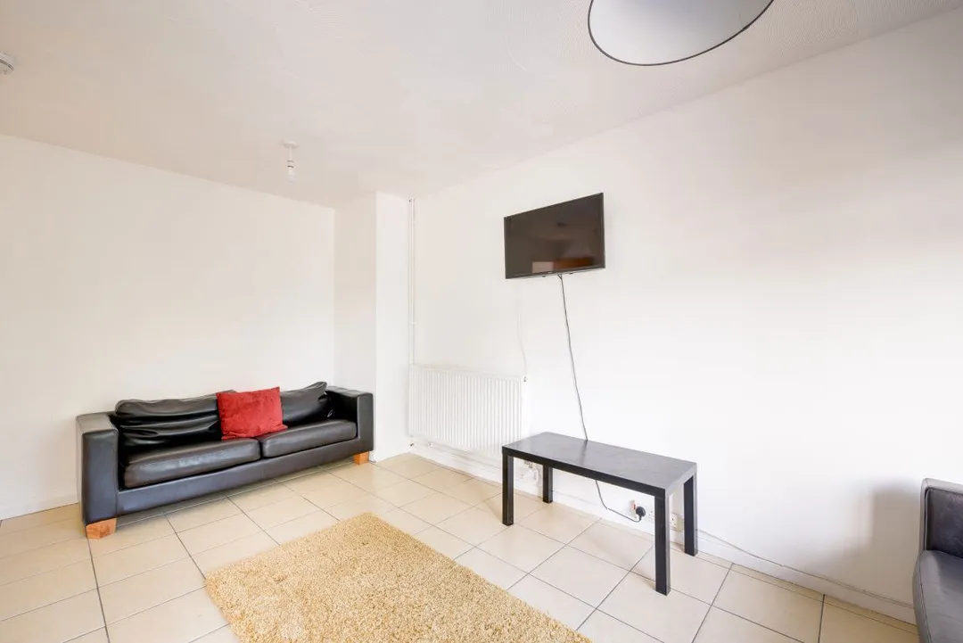 Flat Tenterden Drive in Canterbury