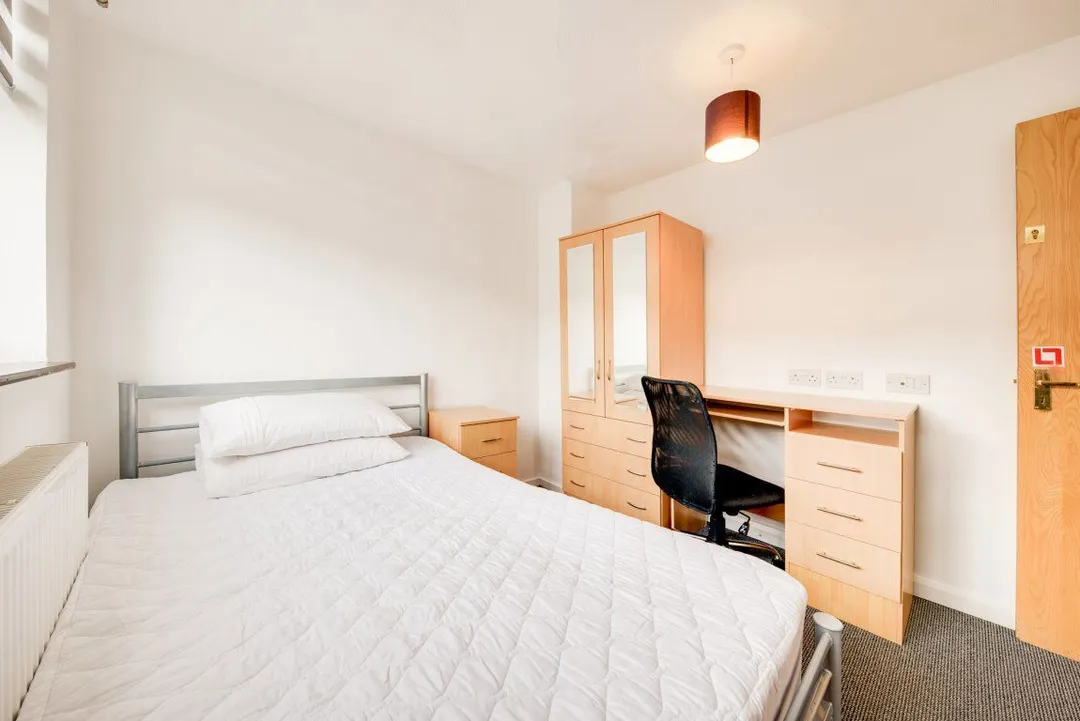 Flat Tenterden Drive in Canterbury
