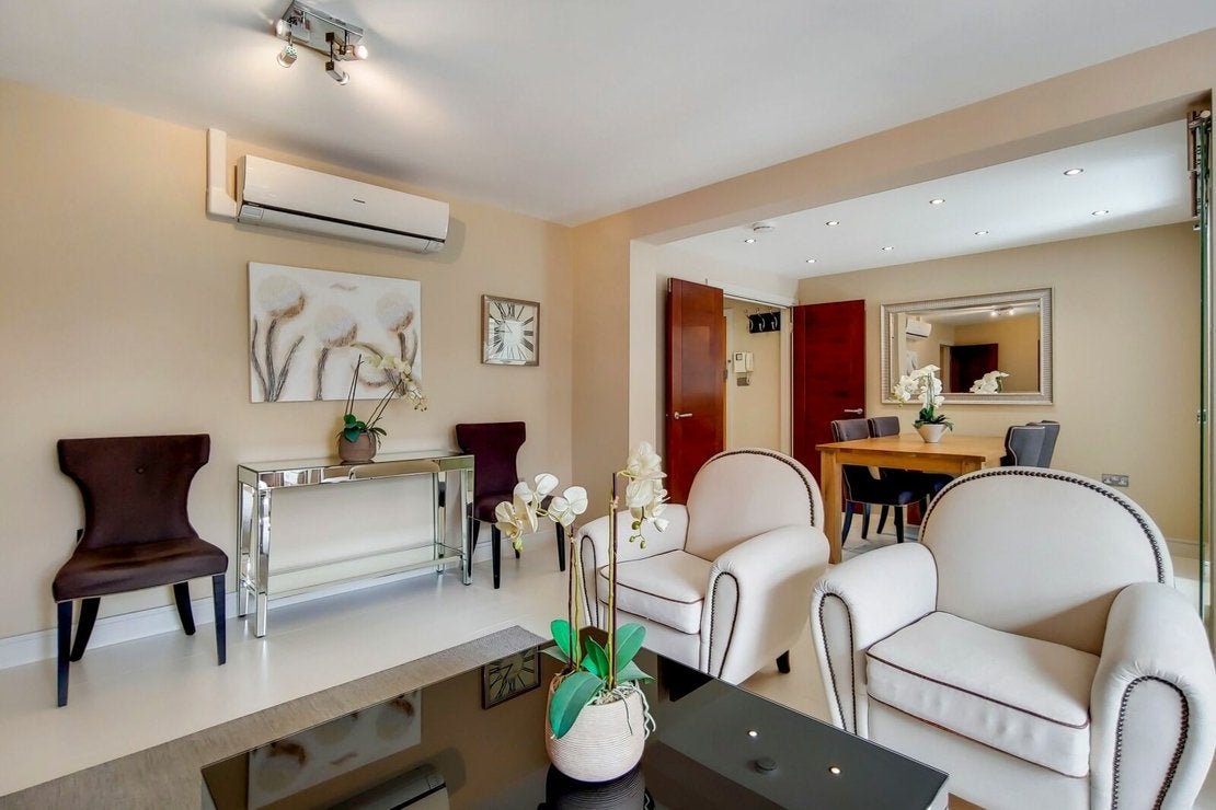 Flat Finchley Road in Greater London