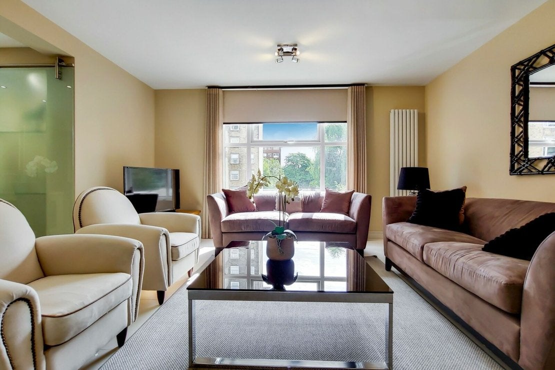 Flat Finchley Road in Greater London