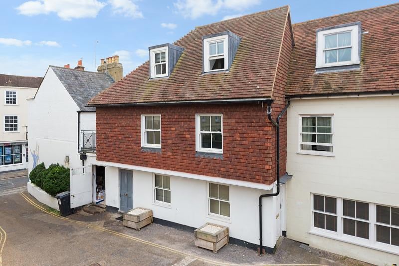 Flat Adelaide Place in Canterbury