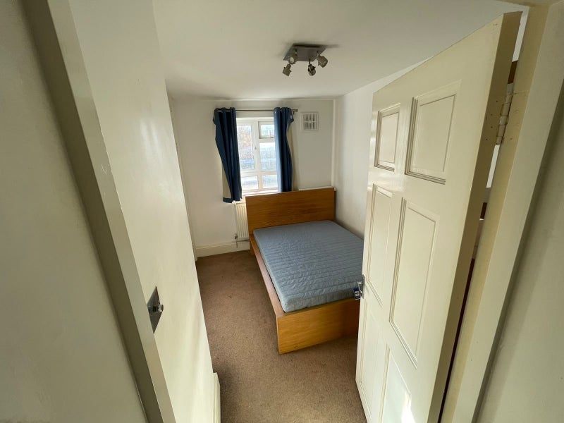 Room Haydons Road in Greater London
