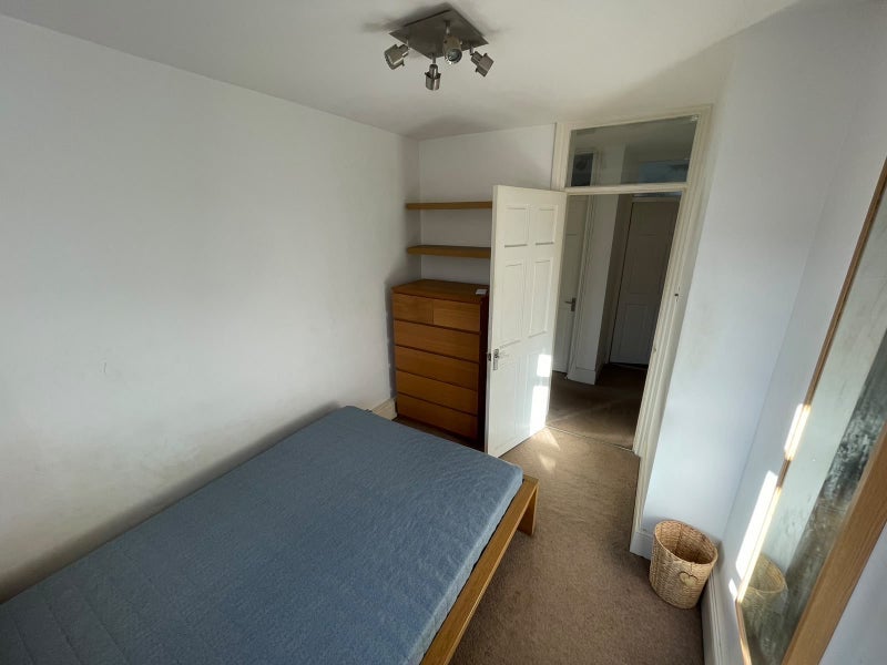 Room Haydons Road in Greater London