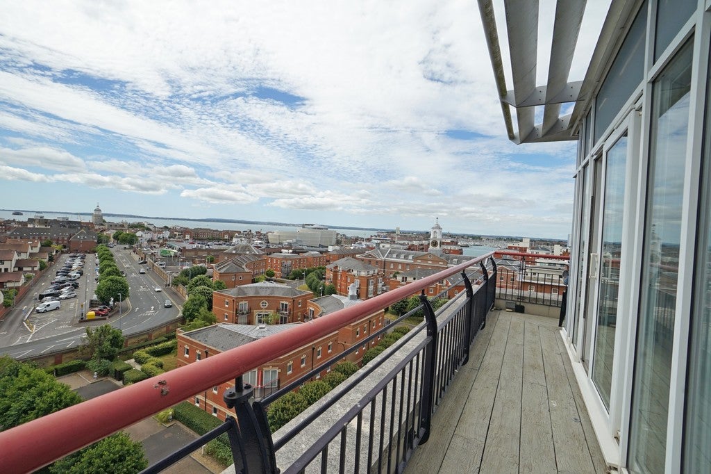 Flat Centurion Gate in Portsmouth