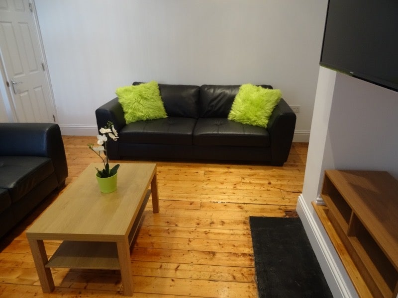 Flat Dinsdale Road in Newcastle upon Tyne