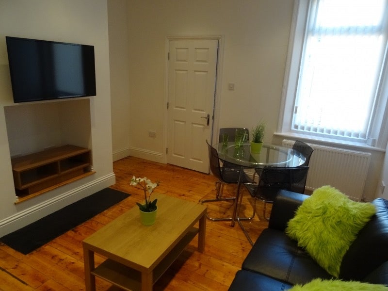 Flat Dinsdale Road in Newcastle upon Tyne