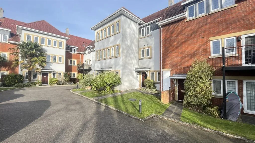 Flat Camborne Road in Greater London
