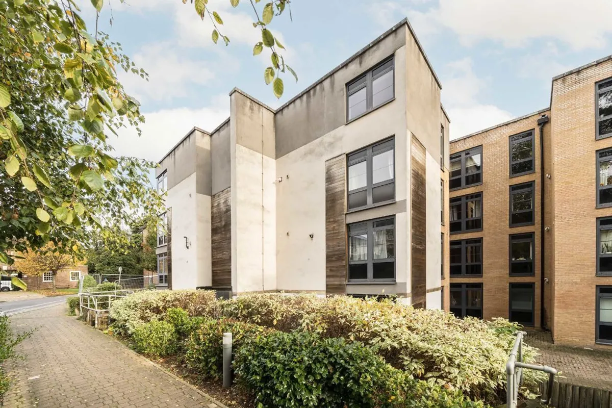Flat Scott Avenue in Greater London